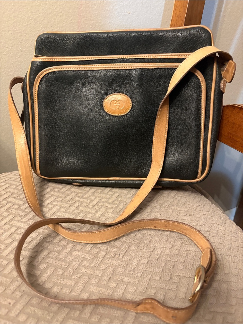 Gucci black and tan leather crossbody bag in beautiful condition w adjst straps